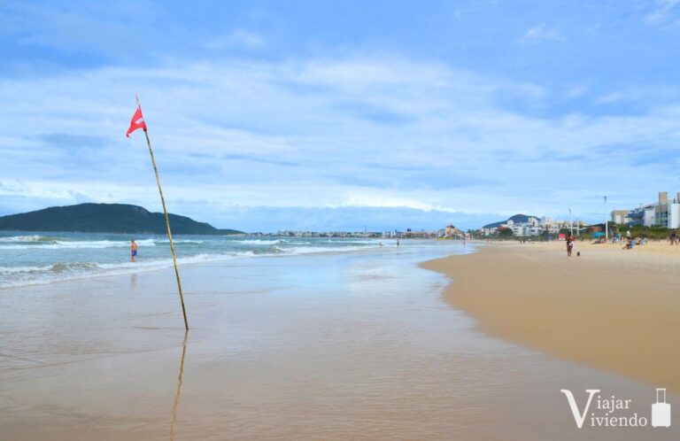 bandera roja en la playa de ingleses en florianopolis prohibido iingresar al mar