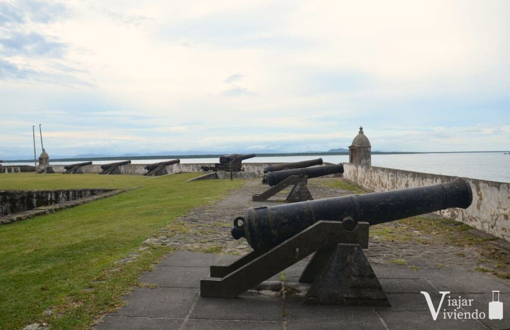 vistas de la fortaleza y los canones
