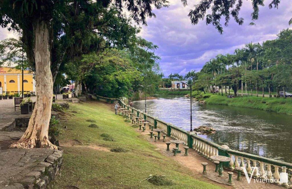 paseo junto al rio de morretes en brasil