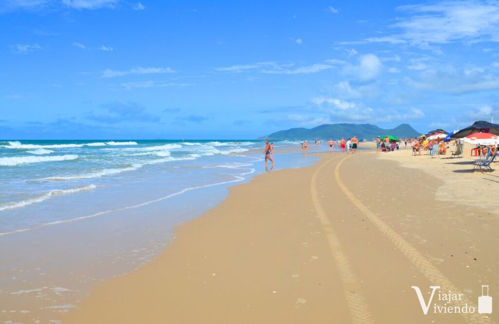 la extensa playa de campeche en florianopolis