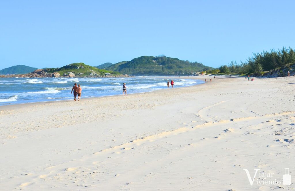vistas de la playa ferrugem hacia praia da barra