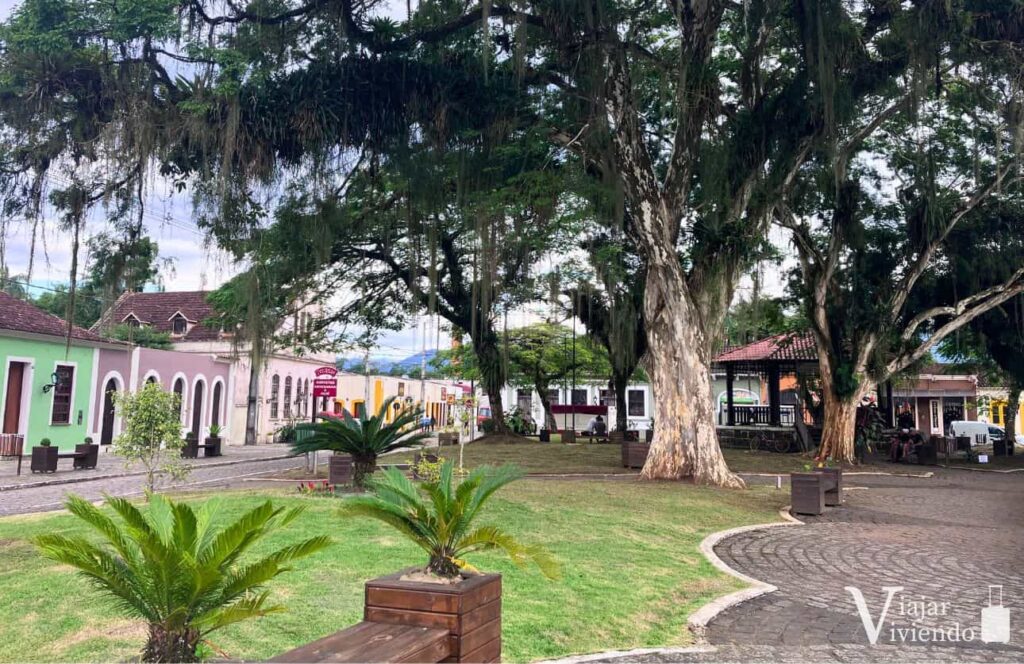 plaza en el casco antiguo de morretes en brasil