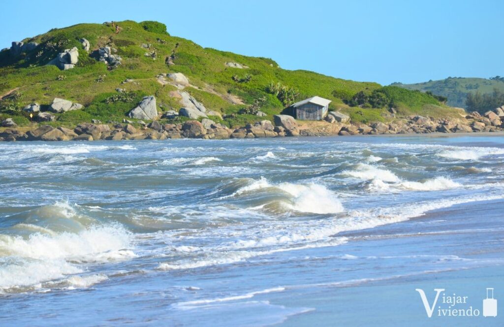 el morro sambaqui que divide ferrugem de praia da barra