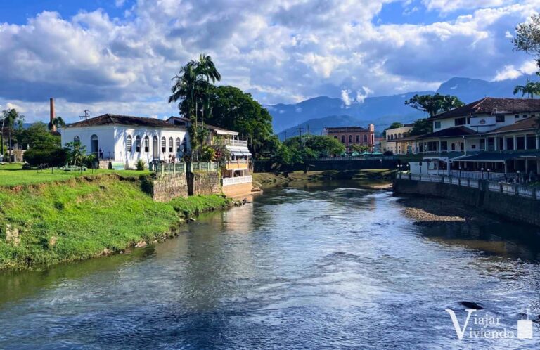 paisaje del rio en morretes en brasil