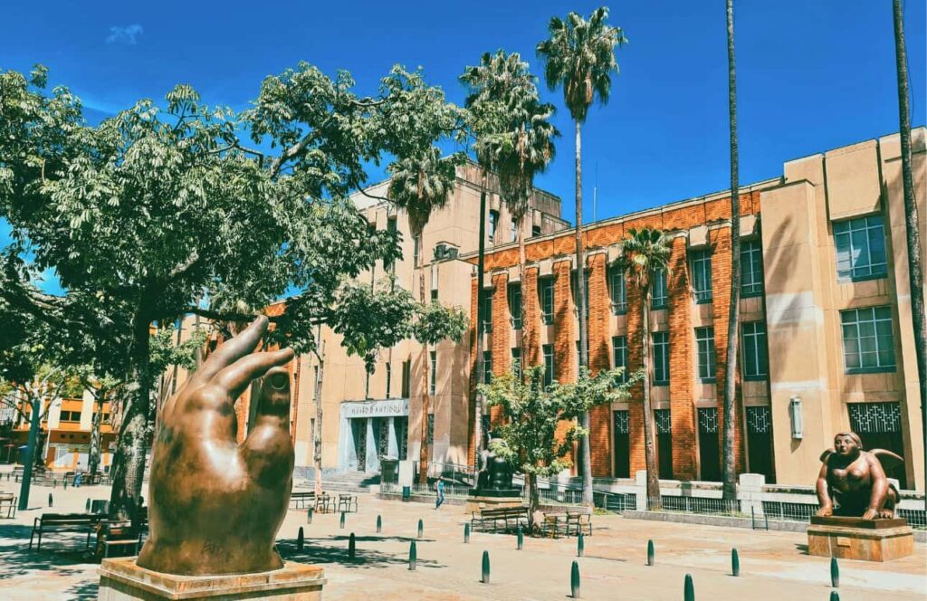 esculturas en plaza botero y museo de antioquia en medellin