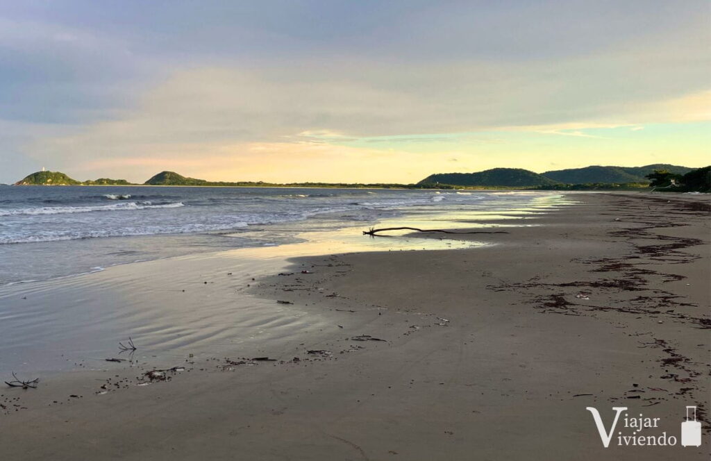 sendero junto al mar en playa fortaleza