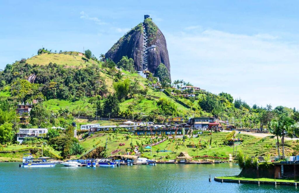 penon de guatape cerca de medellin