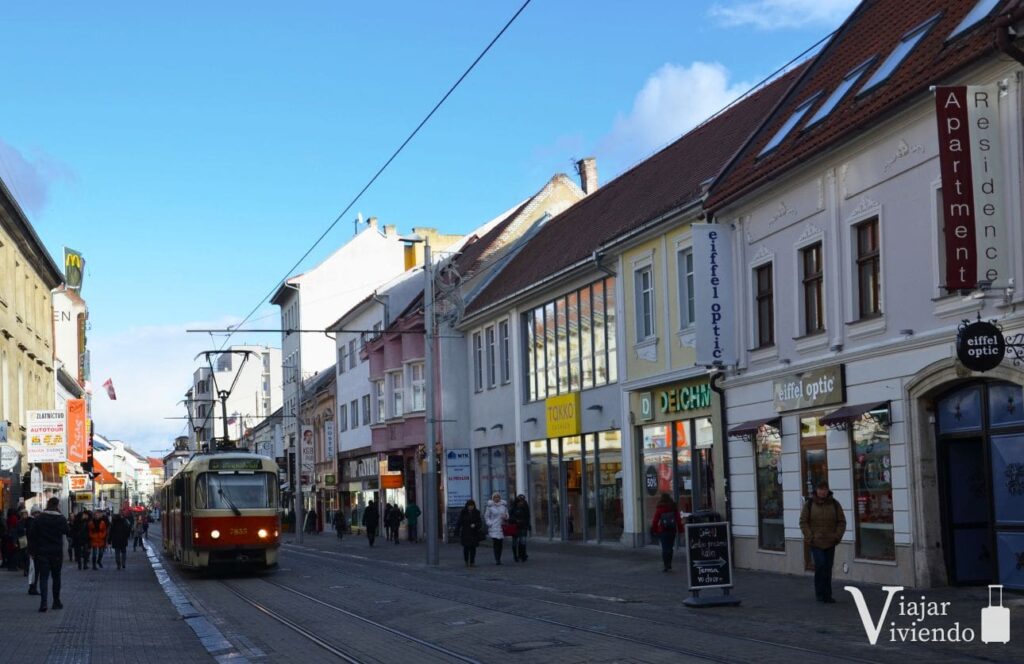 tranvia en la zona peatonal en el casco antiguo de bratislava
