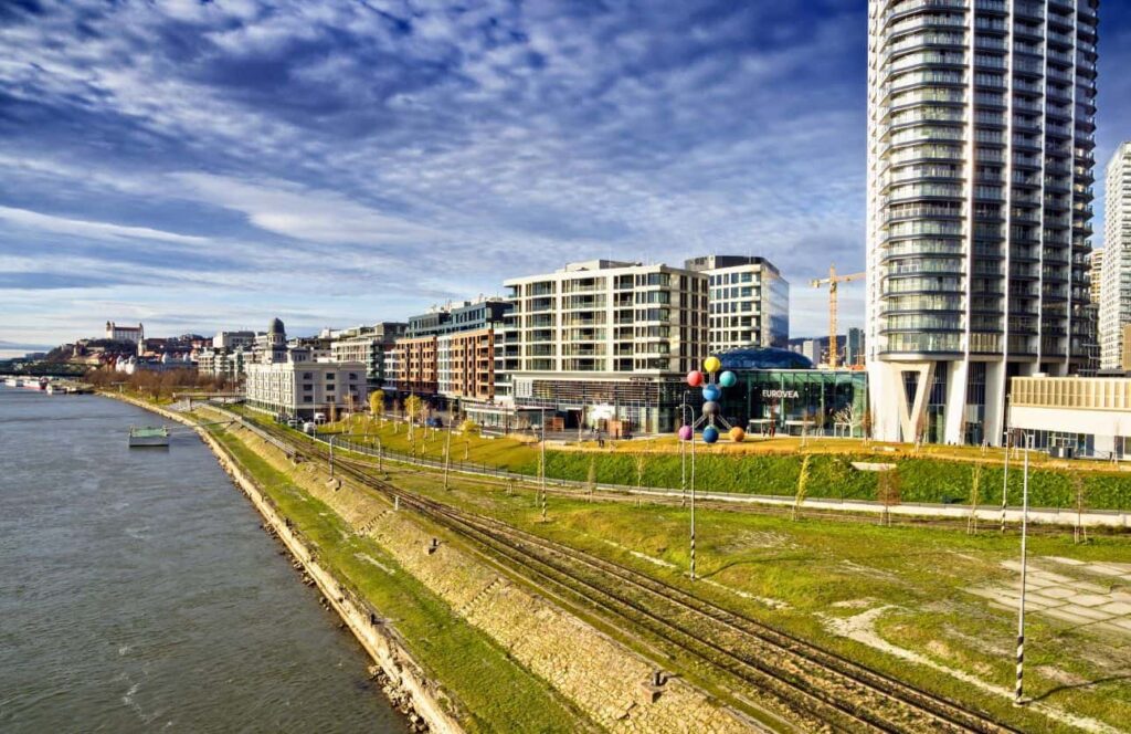 edificios junto al rio danubio en nuevo centro de bratislava