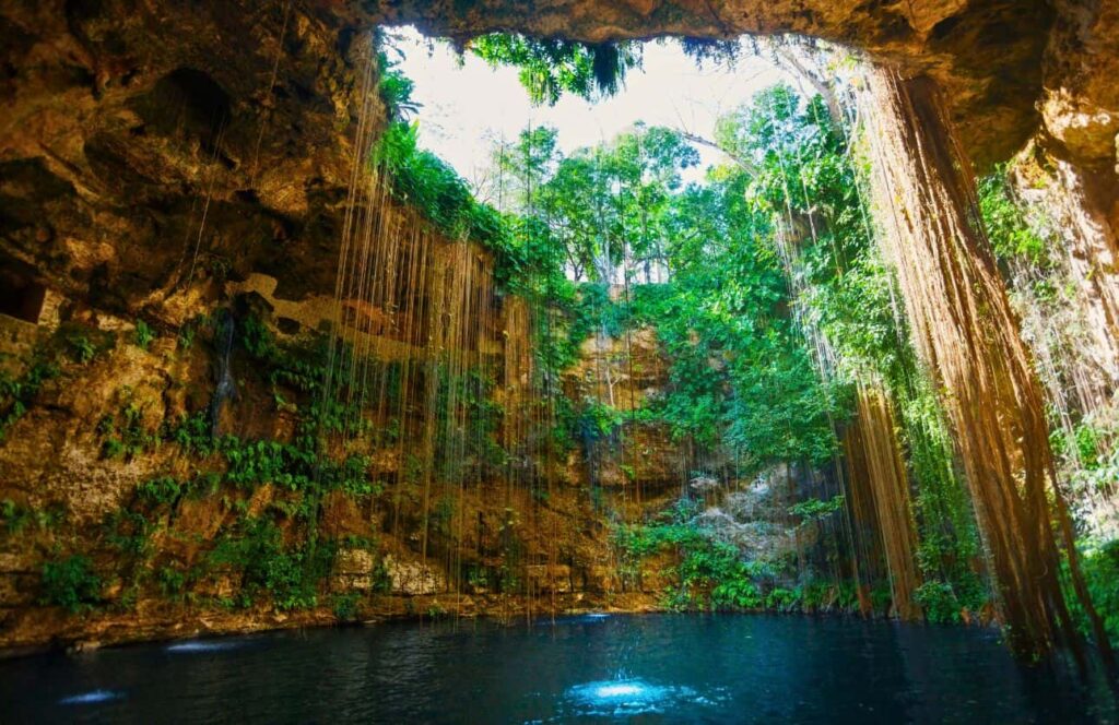 vistas del cenote ik kil en yucatan