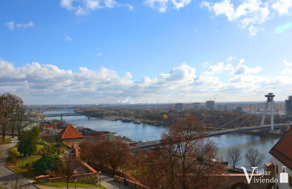vistas de bratislava y el rio danubio desde el castillo