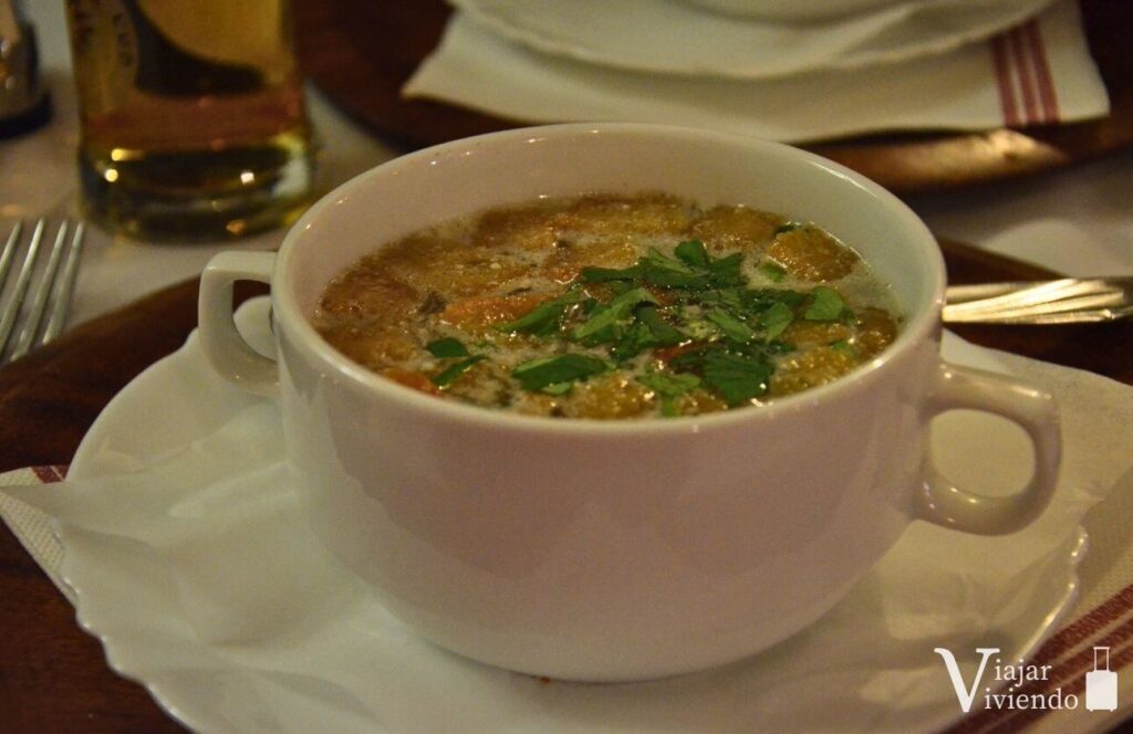 sopa de ajo tradicional de eslovaquia