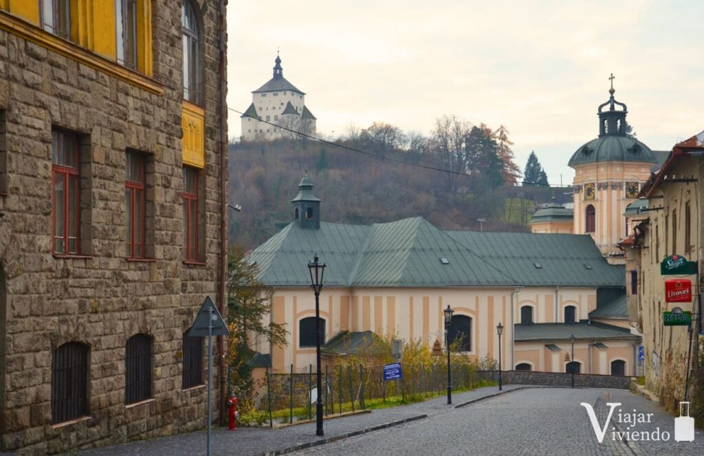 vistas del castillo nuevo desde la ciudad banska stiavnica