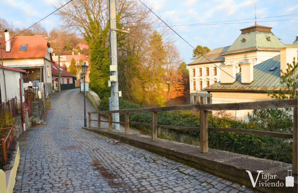 calle empedrada en banska stiavnica eslovaquia