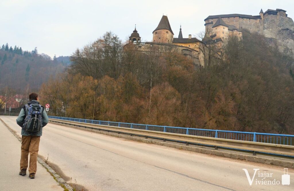 viajero en la ruta por eslovaquia visitando castillo de orava
