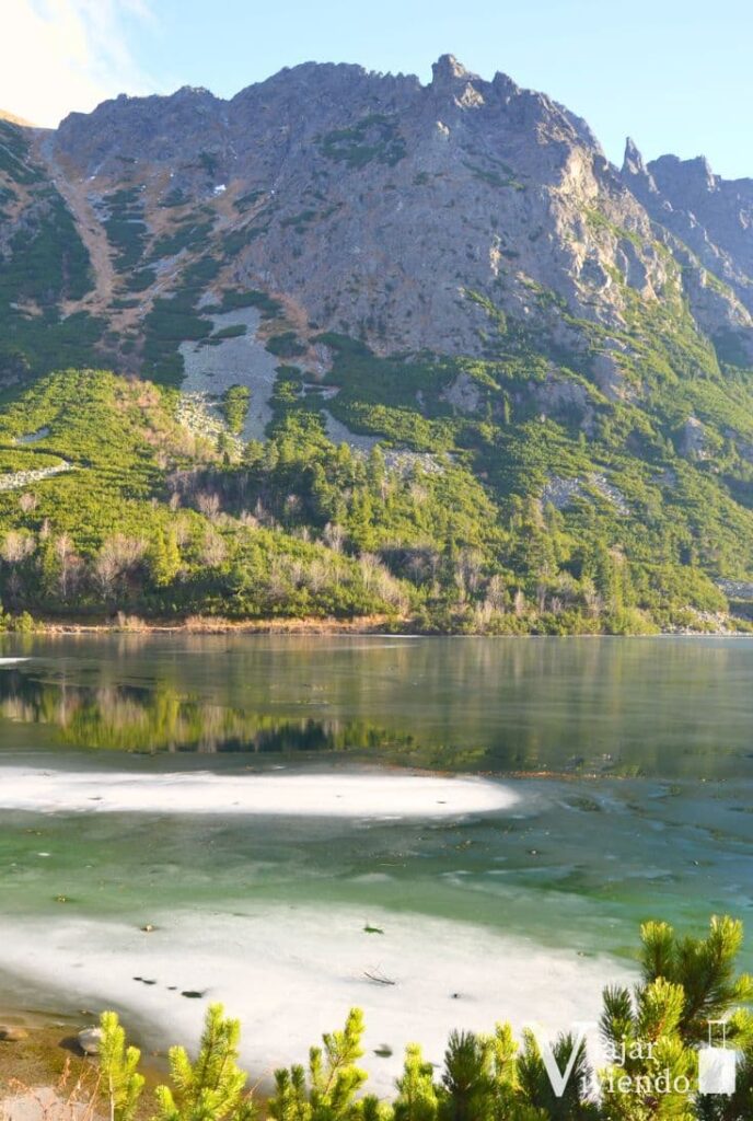 lago de los altos tatras congelado en invierno de eslovaquia