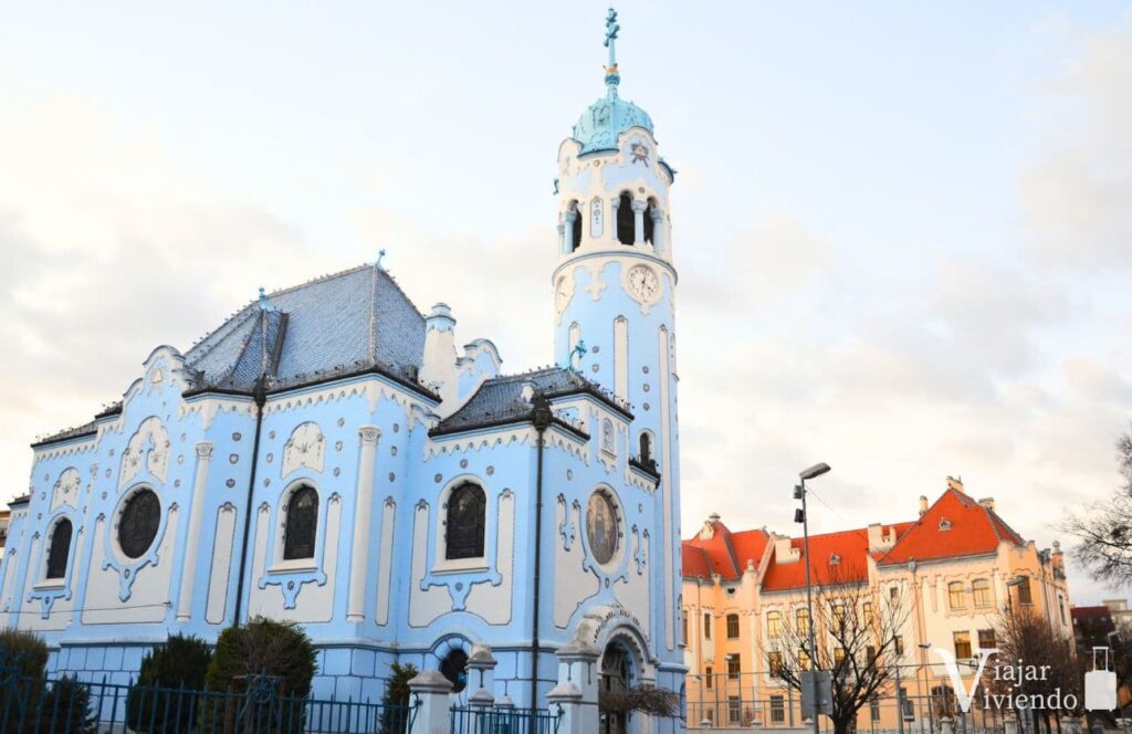 iglesia azul en la visita durante el free tour por bratislava