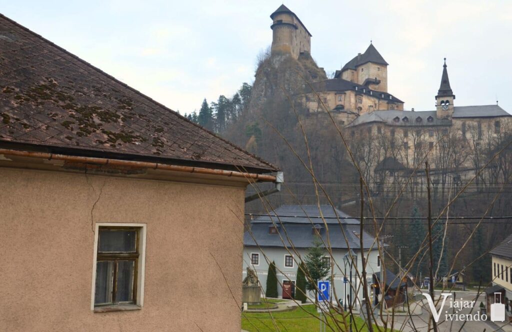 vistas del castillo de orava en el viaje a eslovaquia
