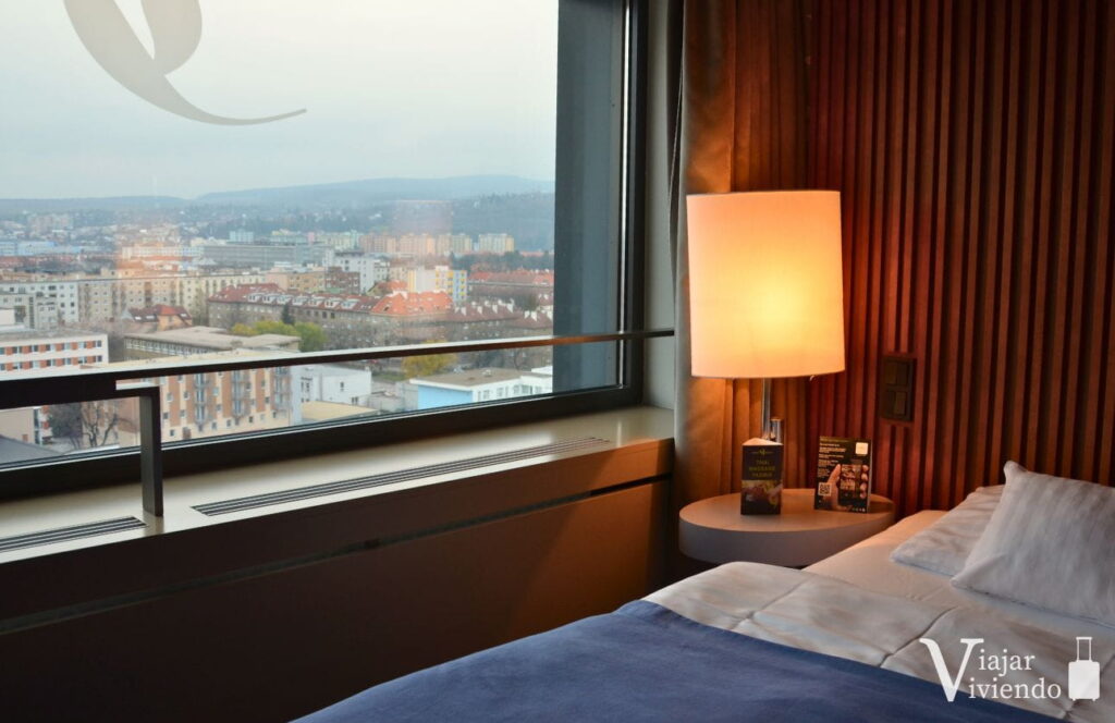 habitacion de hotel en eslovaquia con vistas a a la ciudad de kosice