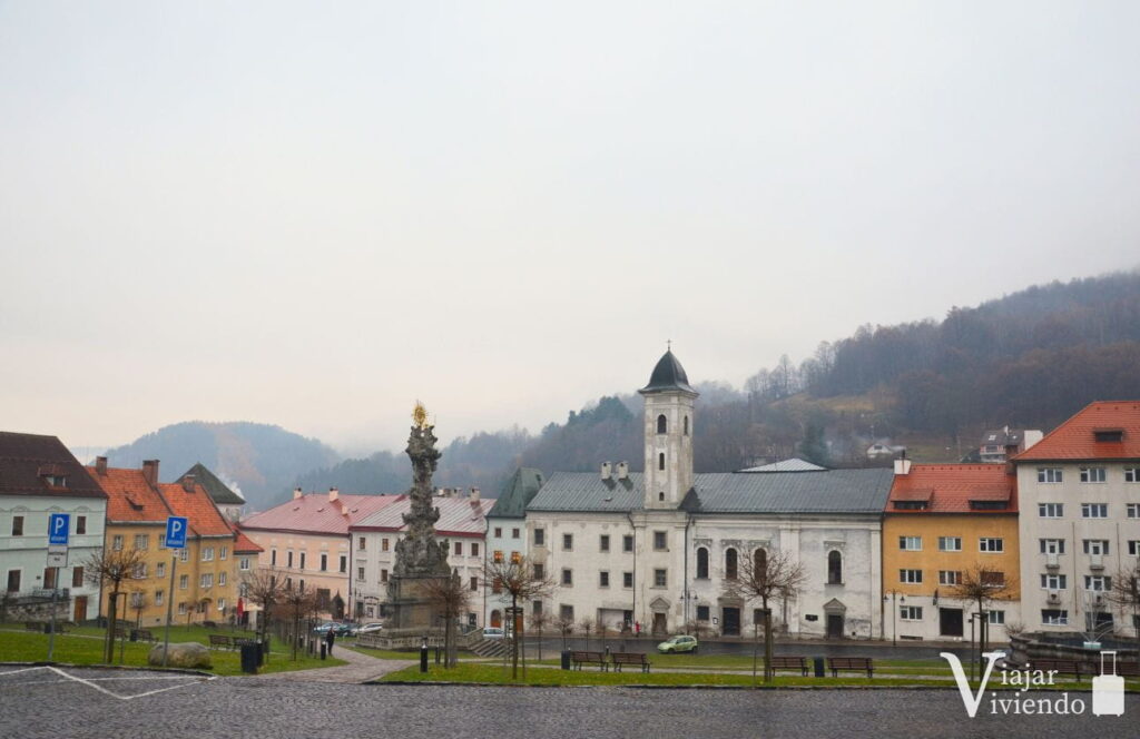 plaza de kremnica en el itinerario por eslovaquia