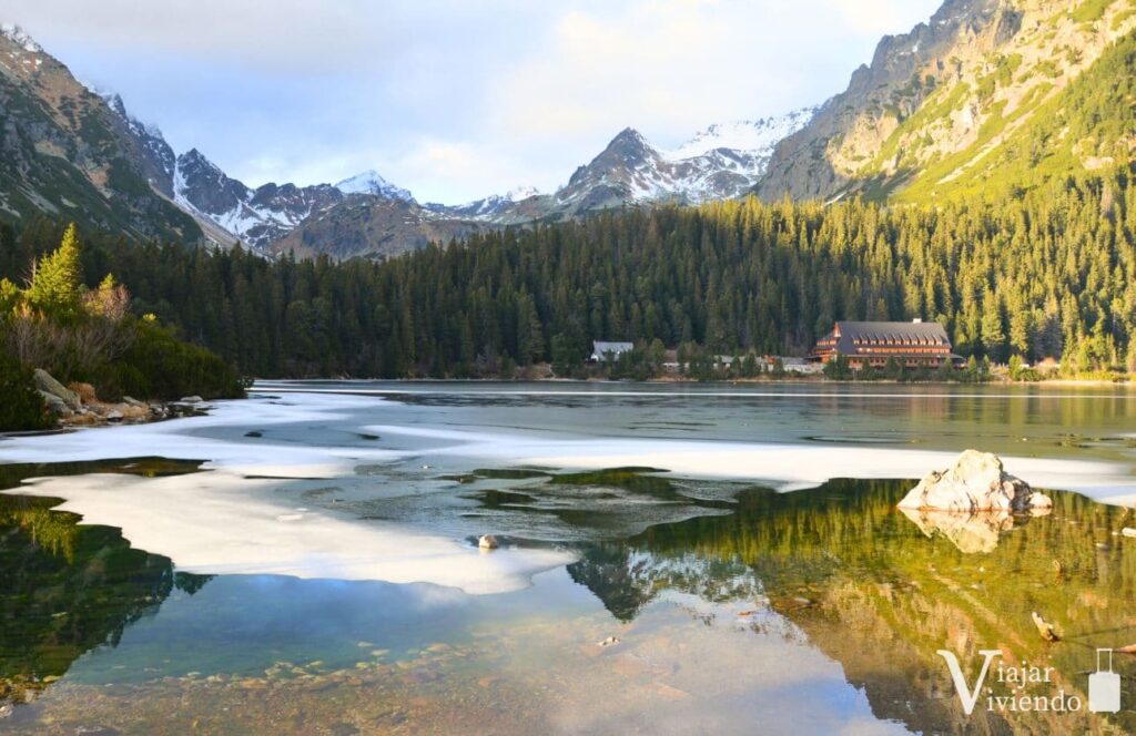 vistas del lago congelado en los altos tatras imperdible de eslovaquia