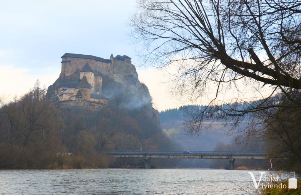 vistas del castillo de orava junto al rio un imperdible que ver en eslovaquia