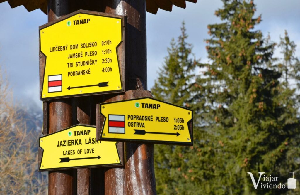 carteles con senderos en los tatras