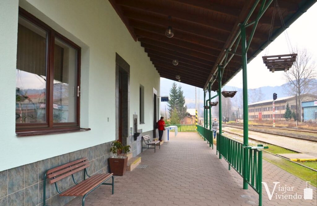 estacion de tren en un pueblo de eslovaquia