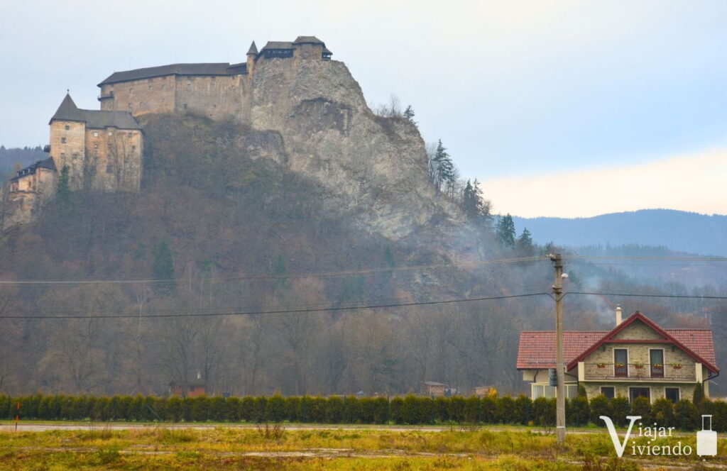 vistas al castillo de orava en el viaje a eslovaquia