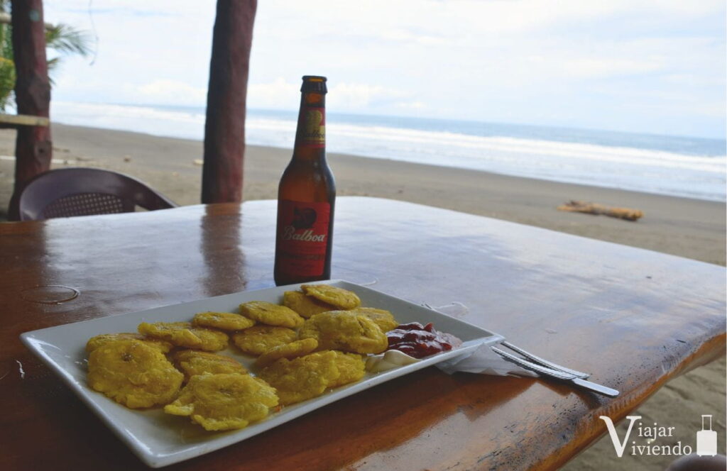 comer patacones en restaurante de cambutal con vistas al mar