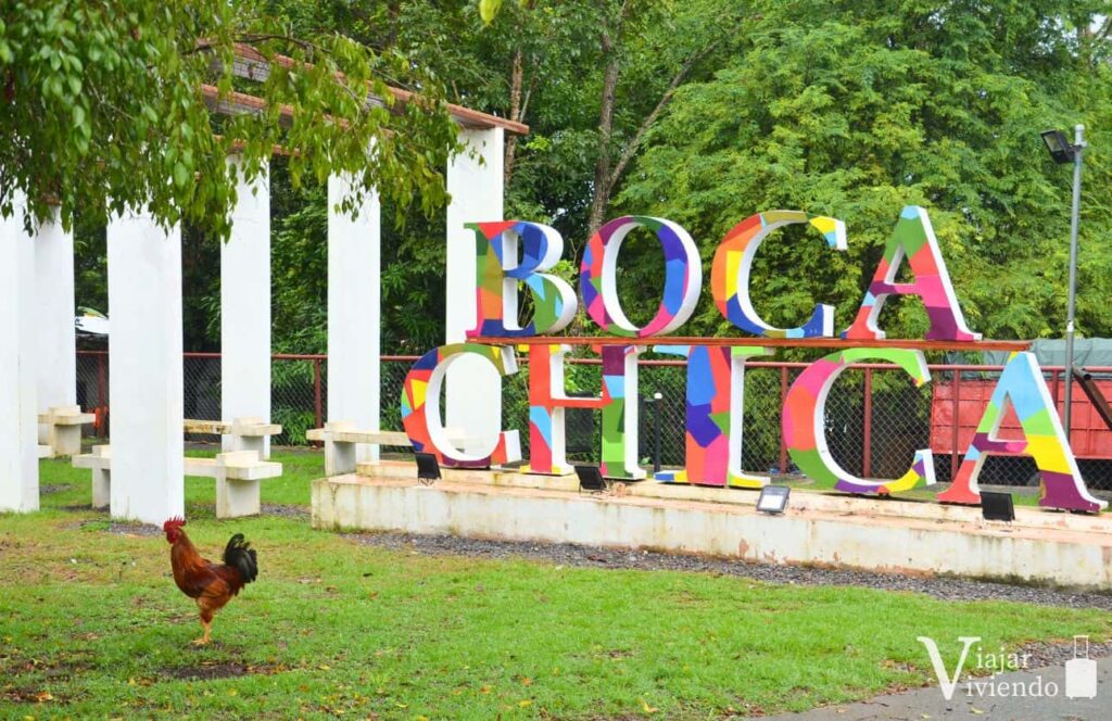 cartel con las letras de boca chica en panama