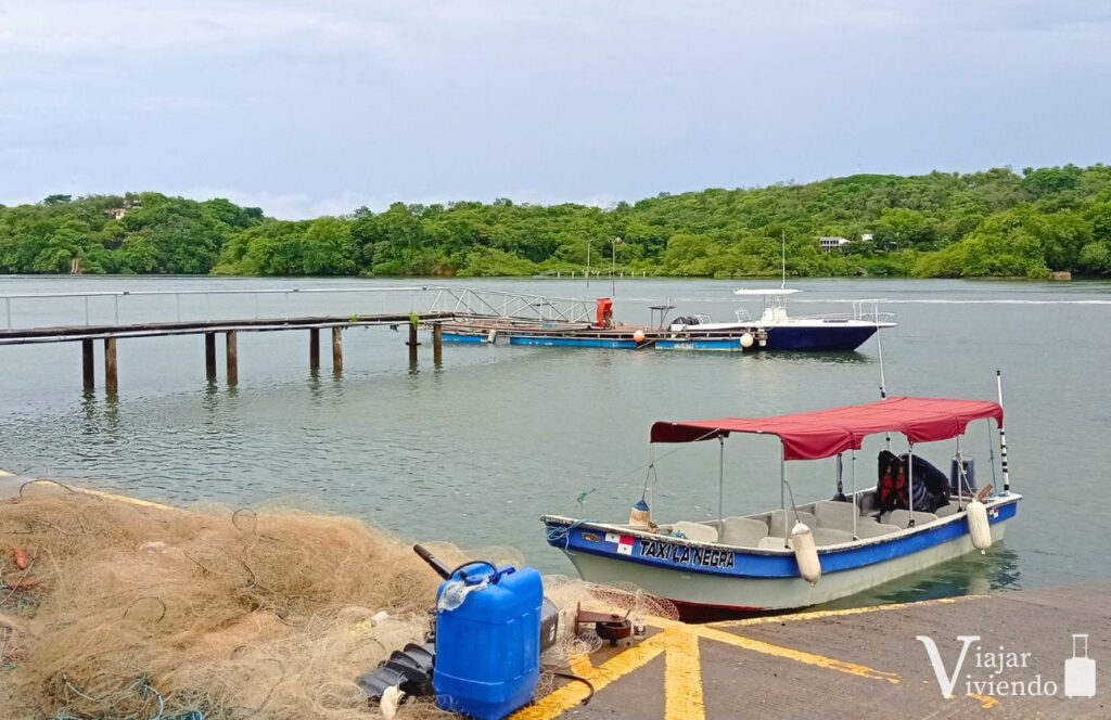 muelle con embarcaciones en boca chica en el golfo de chiriqui