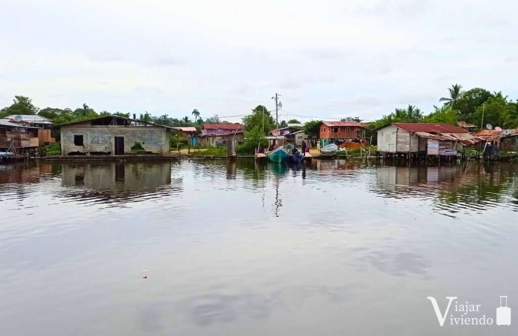 casas sobre el agua en almirante frente a bocas del toro