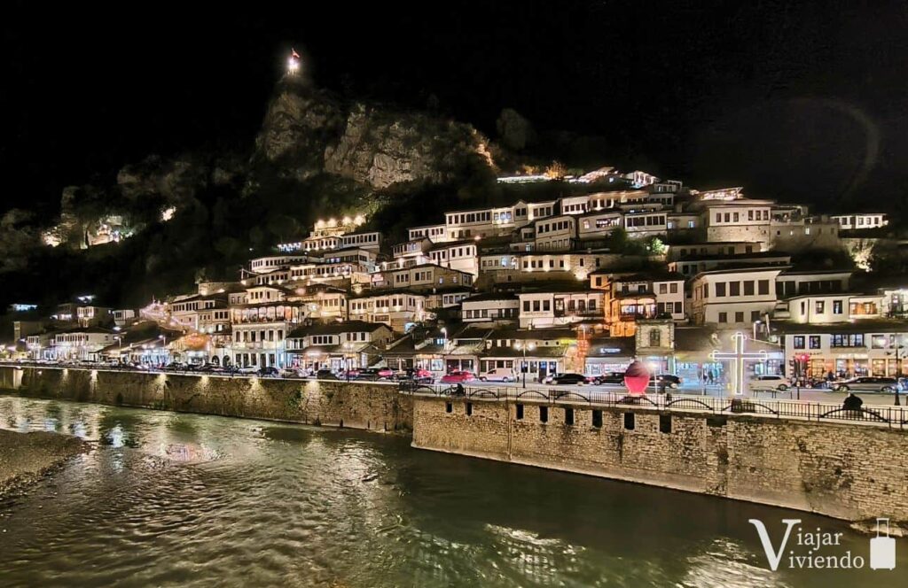 casco antiguo de berat iluminado por la noche