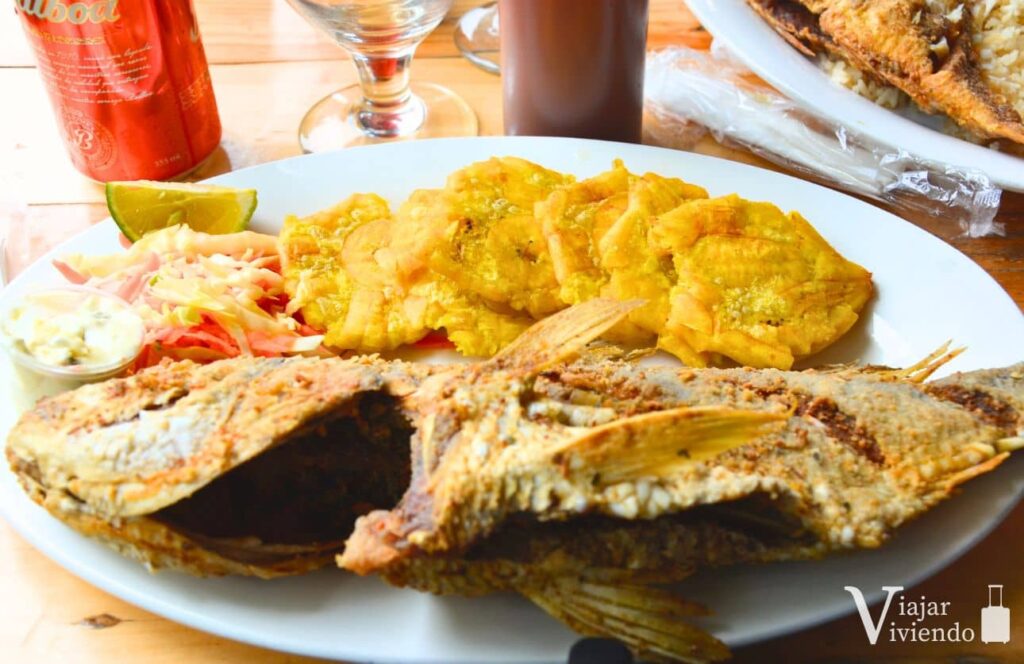 plato tipico de panama con pescado frito y patacones en el mercado de mariscos