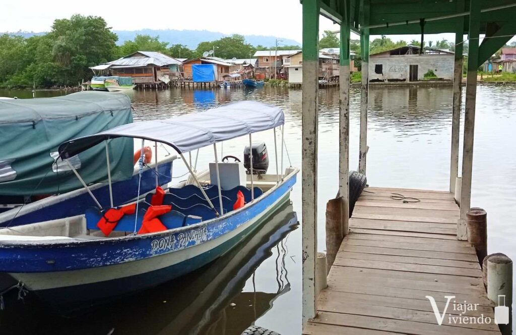 lancha en el muelle de almirante panama para ir a bocas del toro