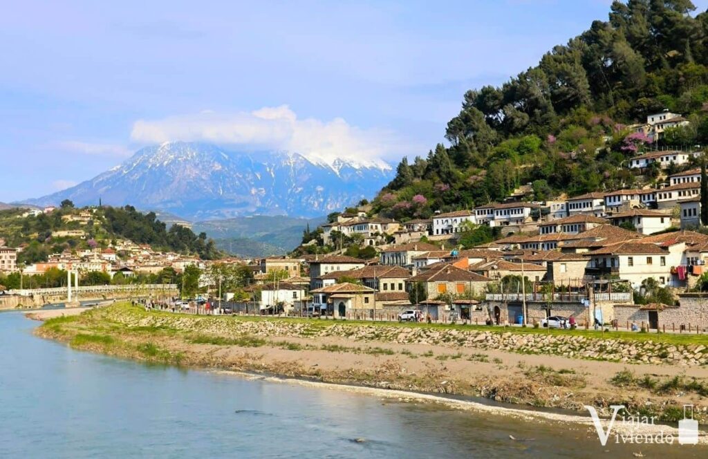 vistas de gorica en berat y el rio osum desde el puente