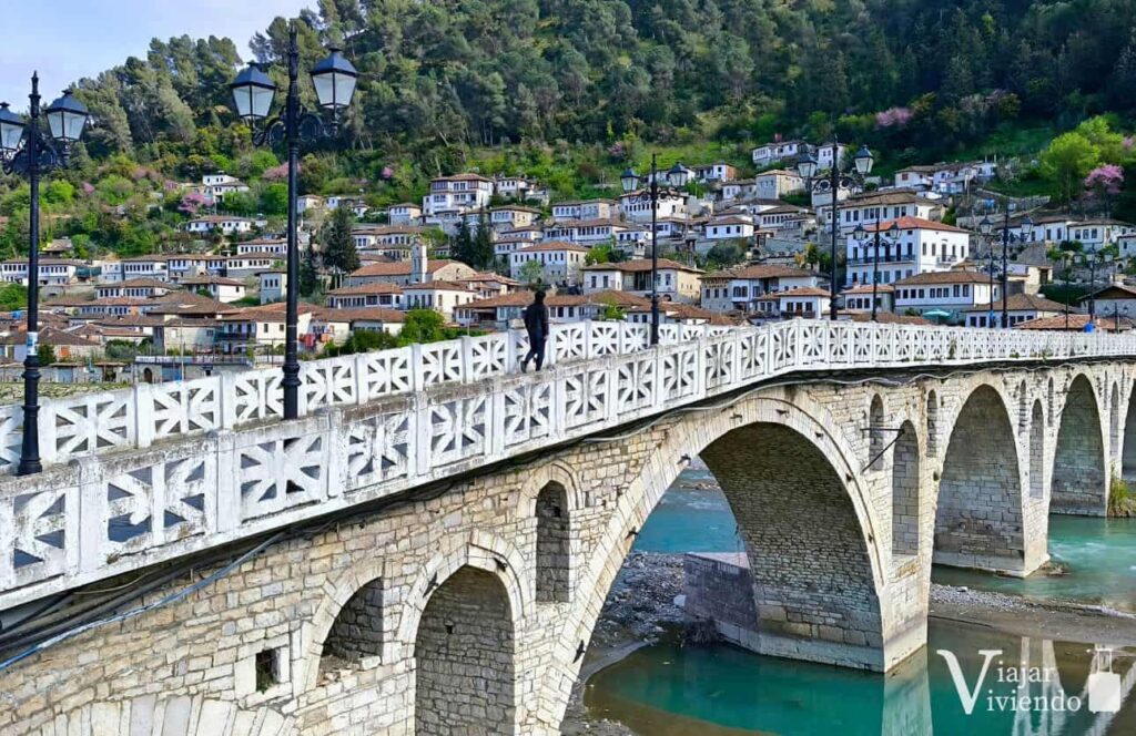vistas del puente gorica en el casco antiguo de berat