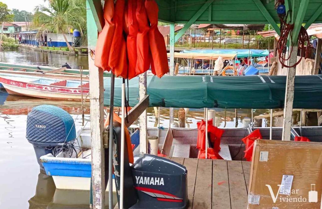 lanchas en el puerto de almirante panama