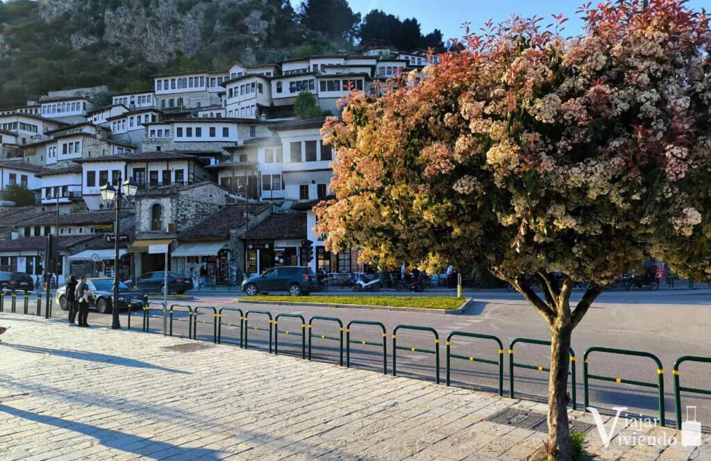 barrio de mangalem en el centro de berat