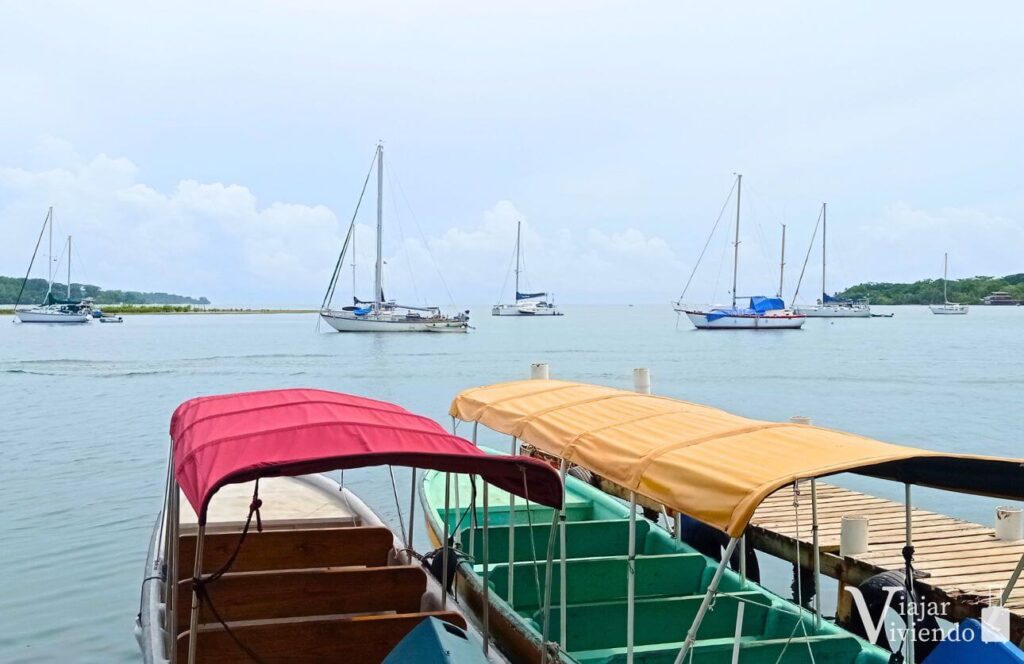 muelle con embarcaciones en isla colon bocas del toro