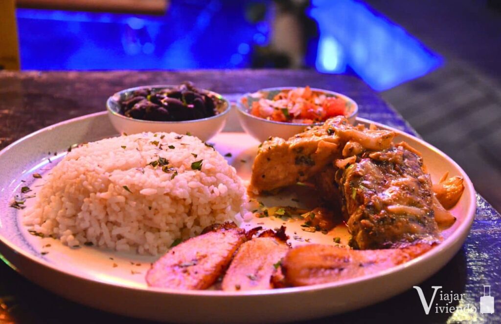 plato de comida en isla colon