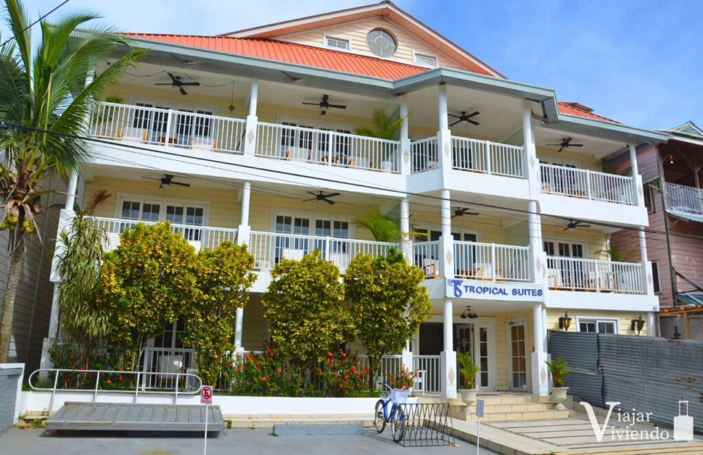 fachada del hotel tropical suites en isla colon