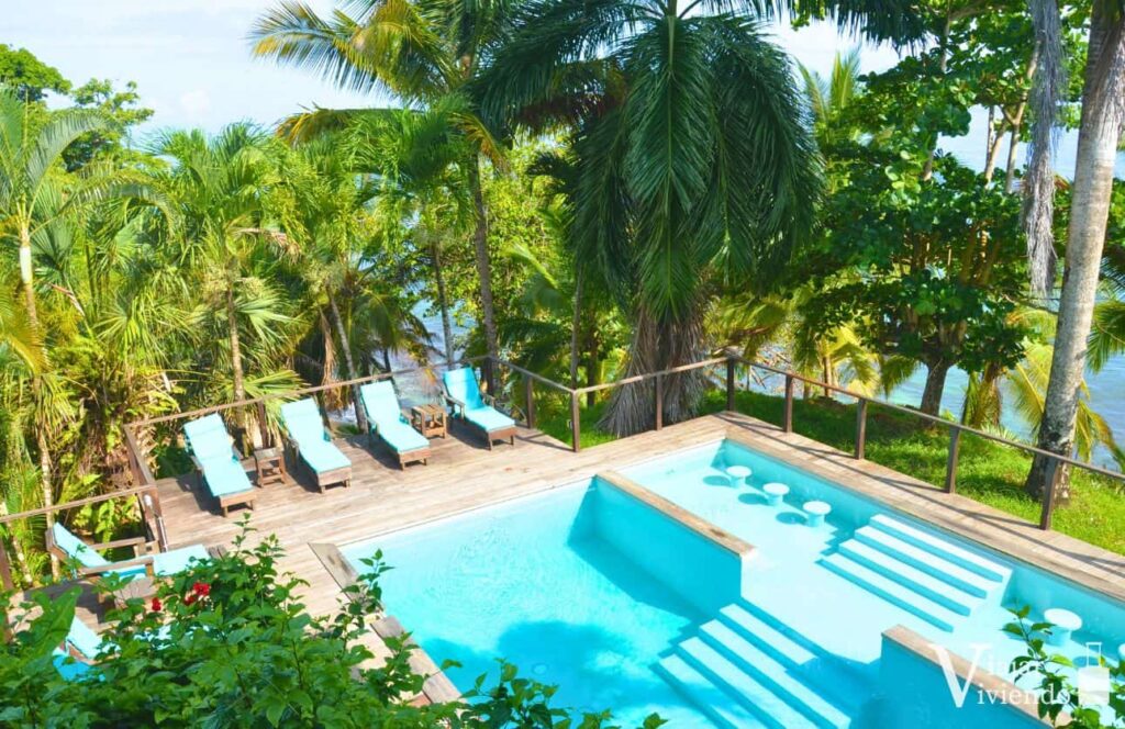 piscina del hotel bird island en isla colon