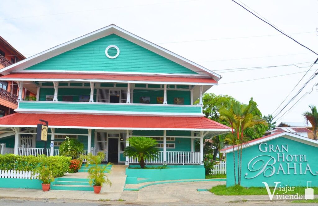 fachada del gran hotel bahia alojamiento barato en isla colon