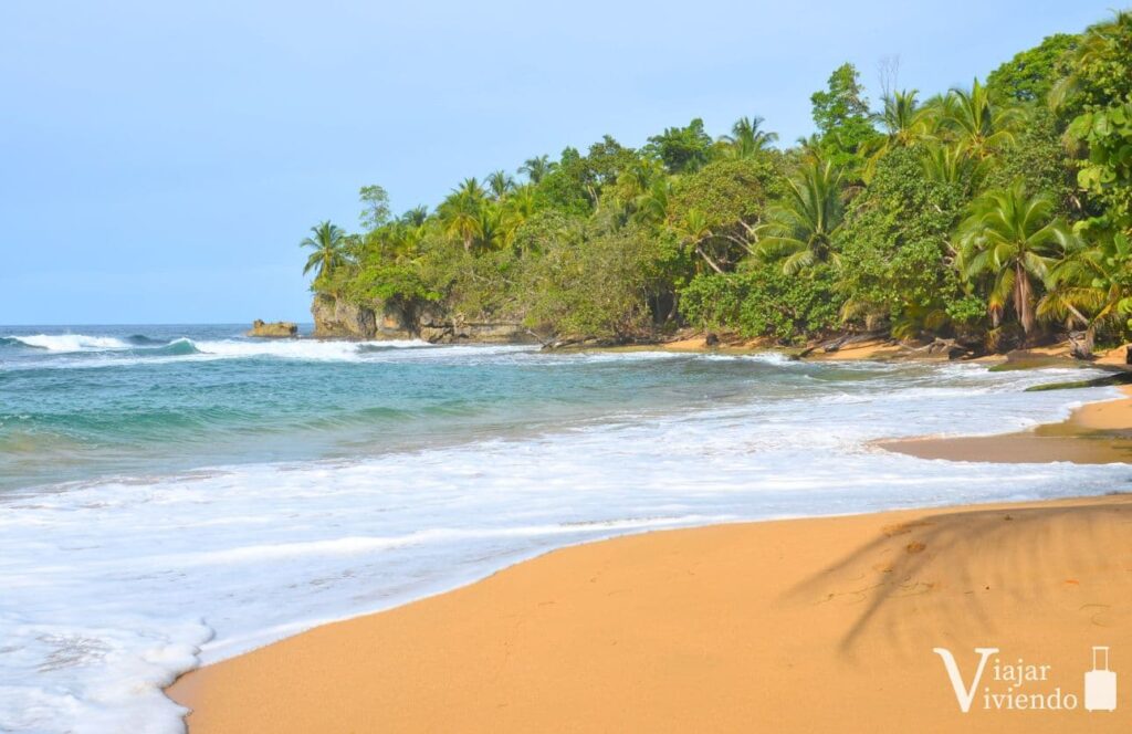 playa bluff en isla colon
