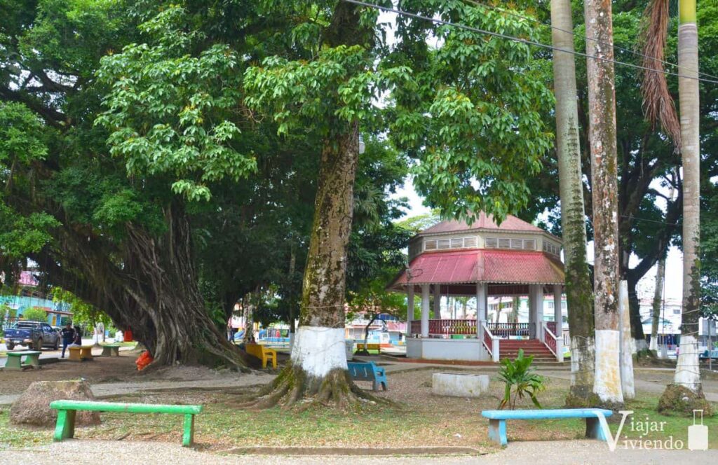 el parque central de bocas town en isla colon