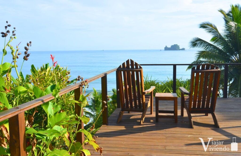 vistas de isla de los pajaros desde isla colon en bocas del toro