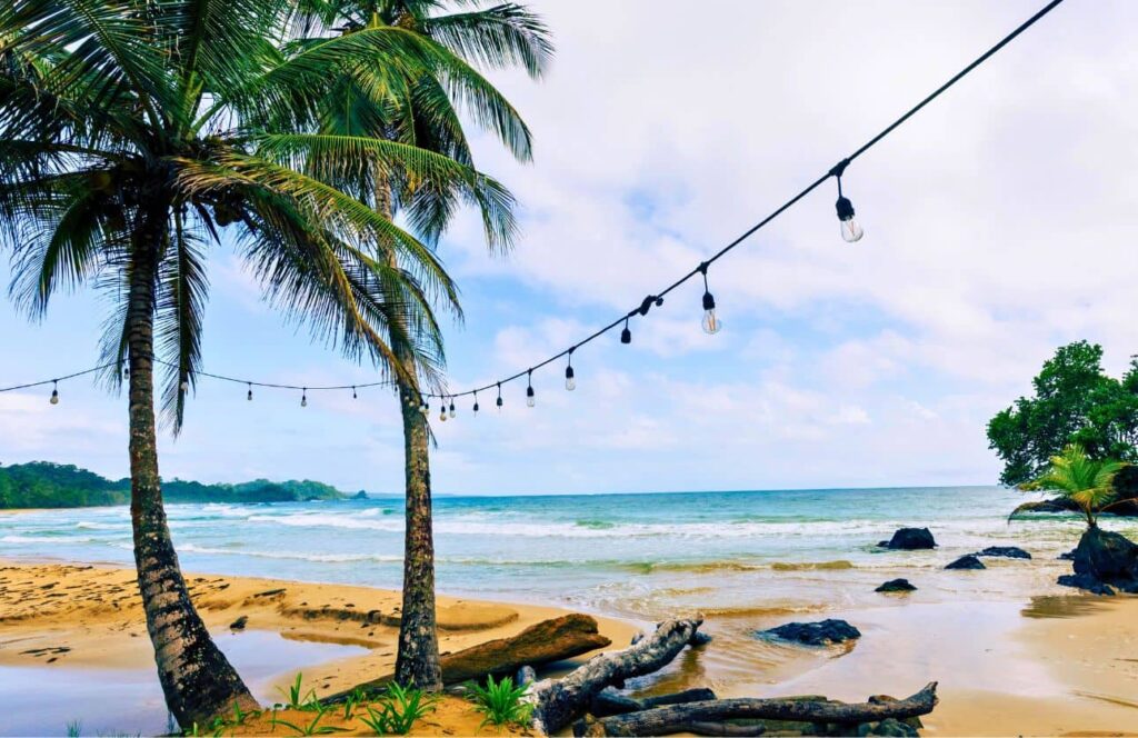 vistas de la playa desde los alojamientos de red frog