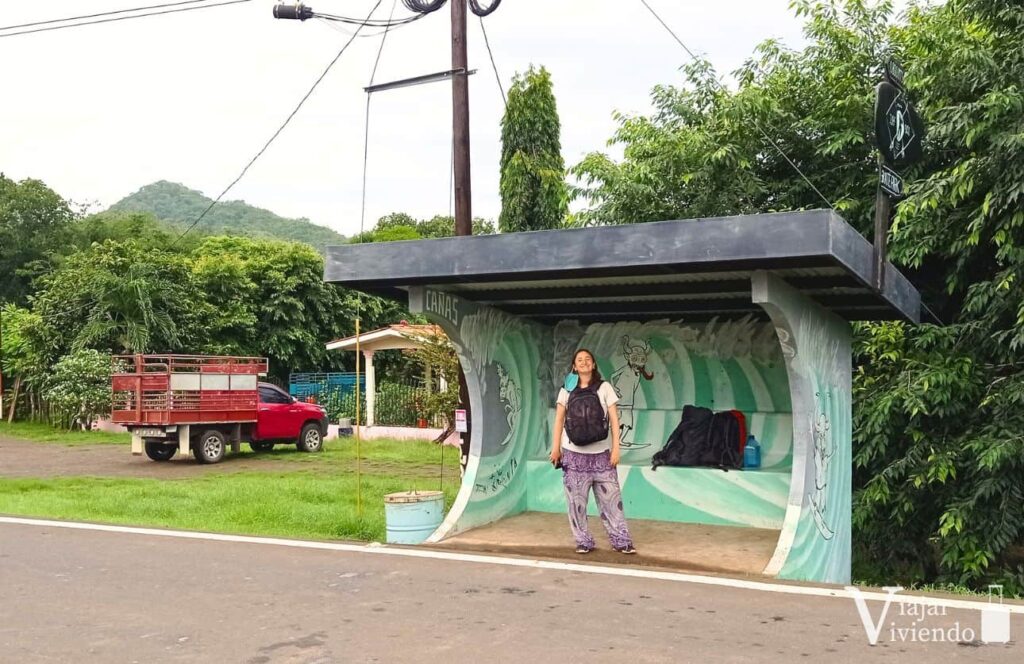 bea de viajarviviendo esperando el autobus mientras viaja por panama